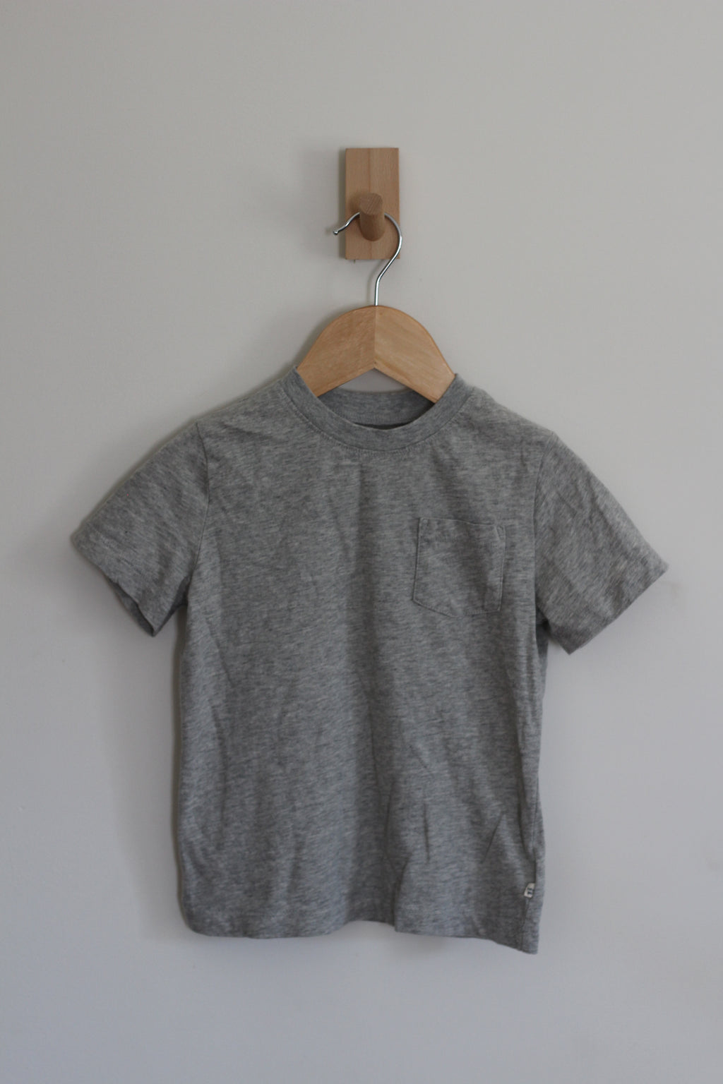 Baby Gap Grey Short Sleeve Pocket Tee - size 5 years