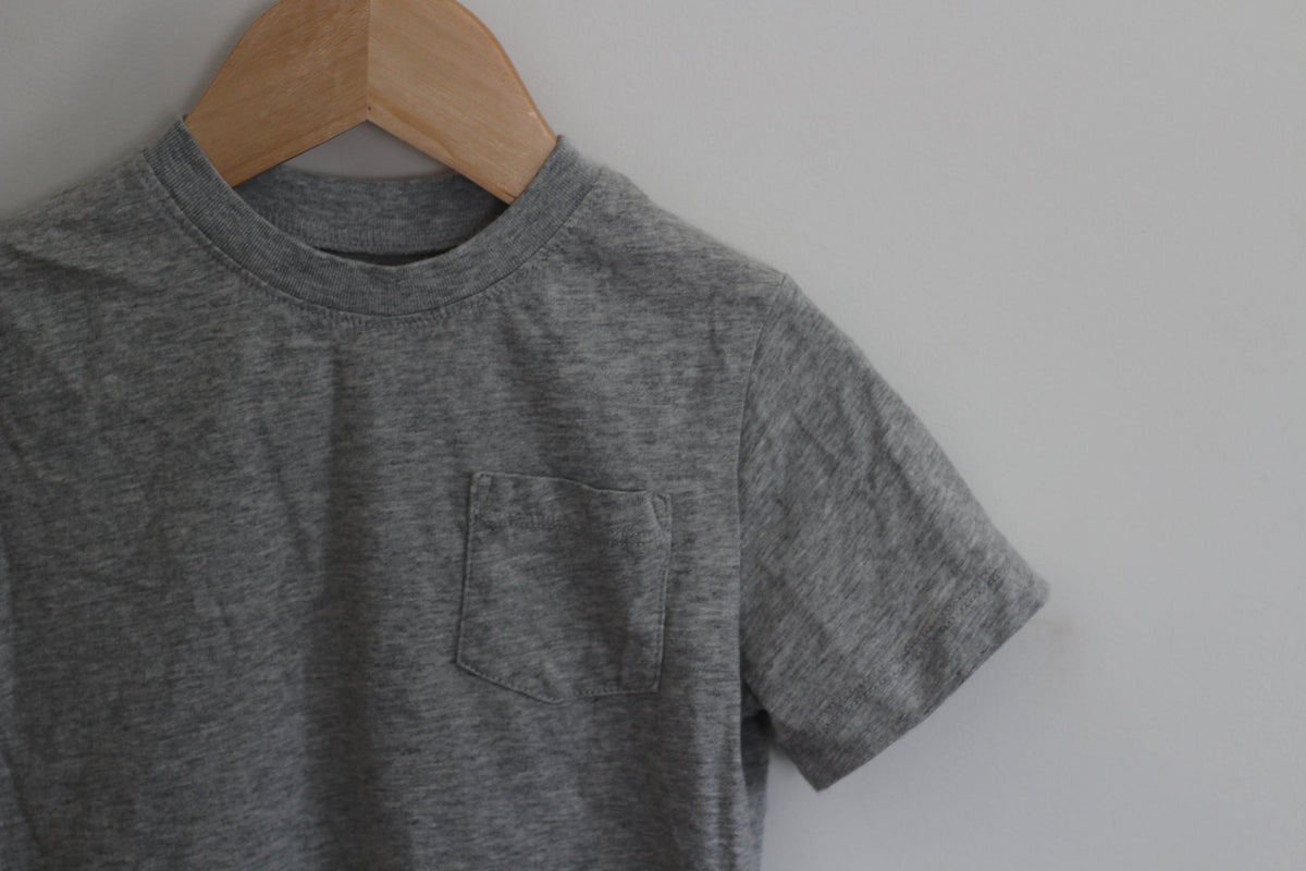 Baby Gap Grey Short Sleeve Pocket Tee - size 5 years