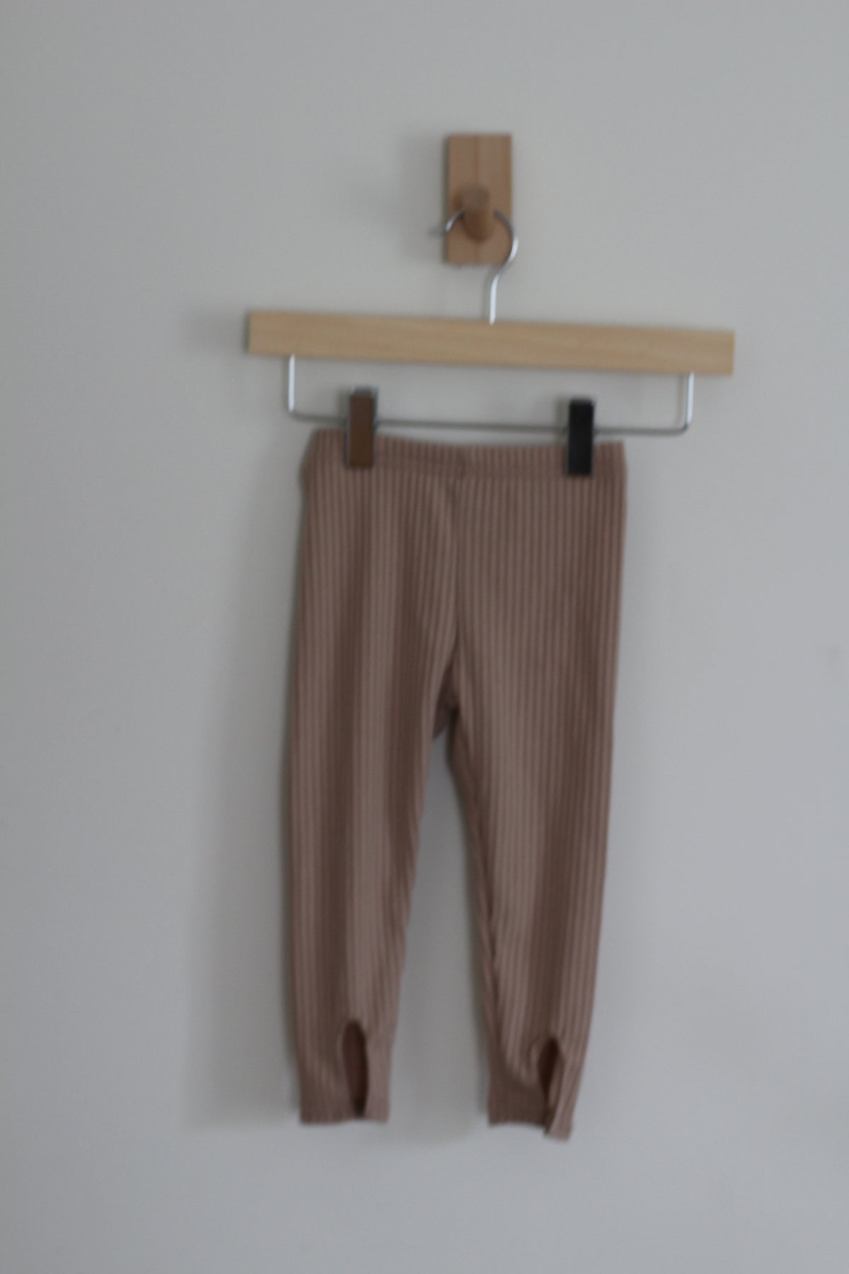 Beaut's & Beau's Taupe Ribbed Stirrup Leggings - size 18 months