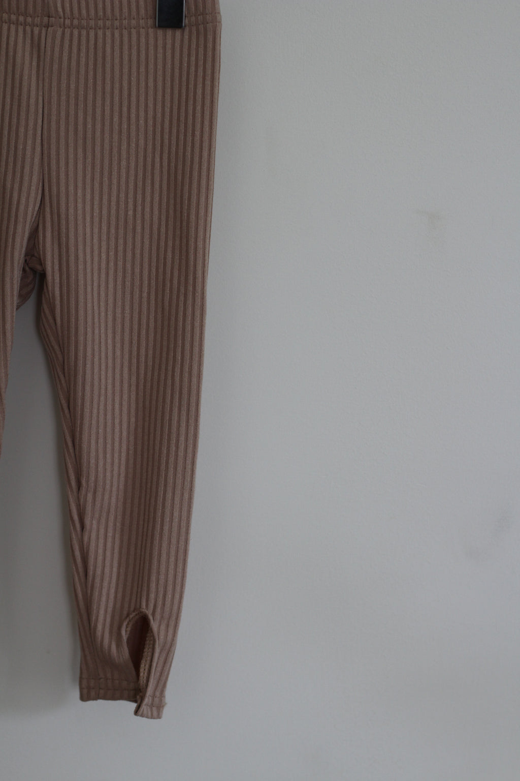 Beaut's & Beau's Taupe Ribbed Stirrup Leggings - size 18 months
