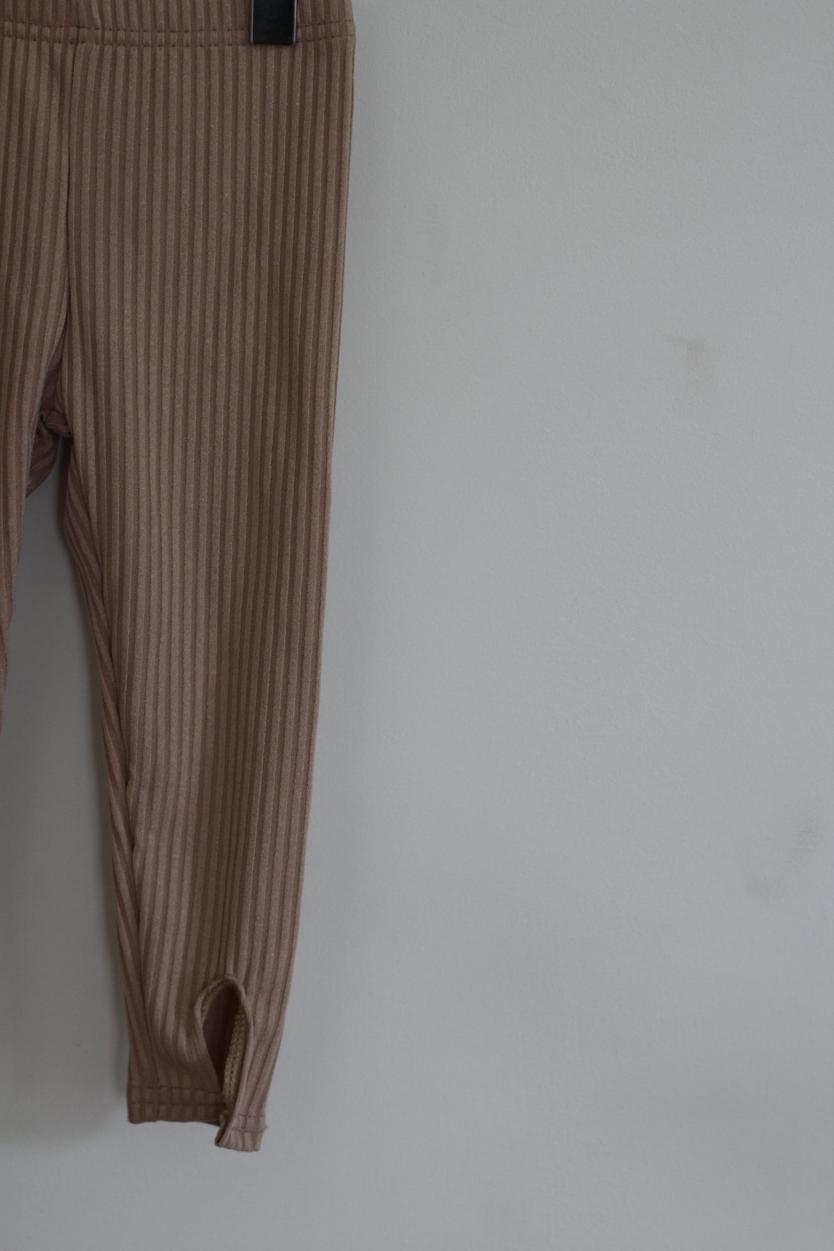 Beaut's & Beau's Taupe Ribbed Stirrup Leggings - size 18 months