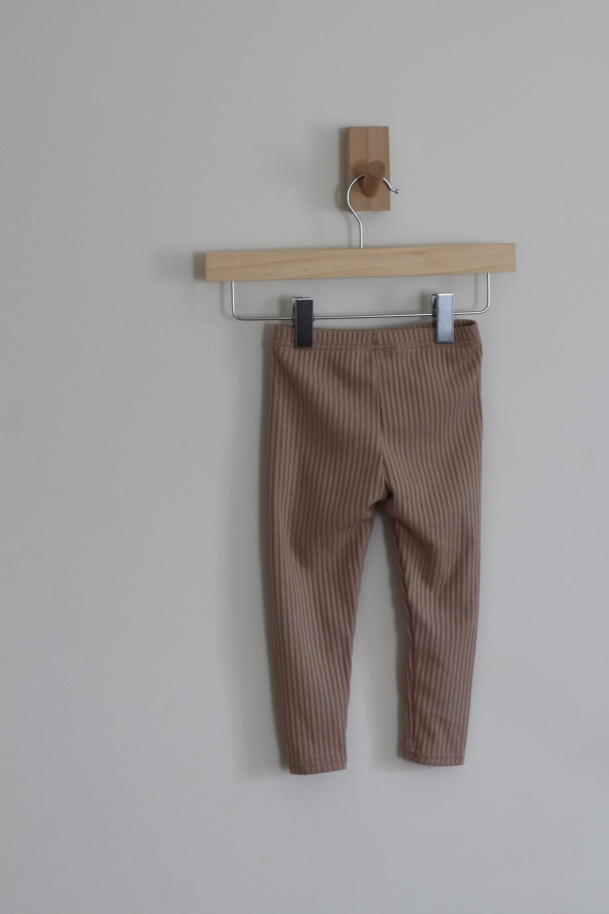 Beaut's & Beau's Taupe Ribbed Stirrup Leggings - size 18 months