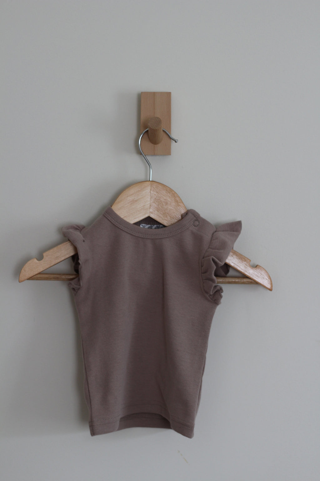 Mebie Baby Taupe Flutter Tee and Skirt Set - size 3 - 6 months
