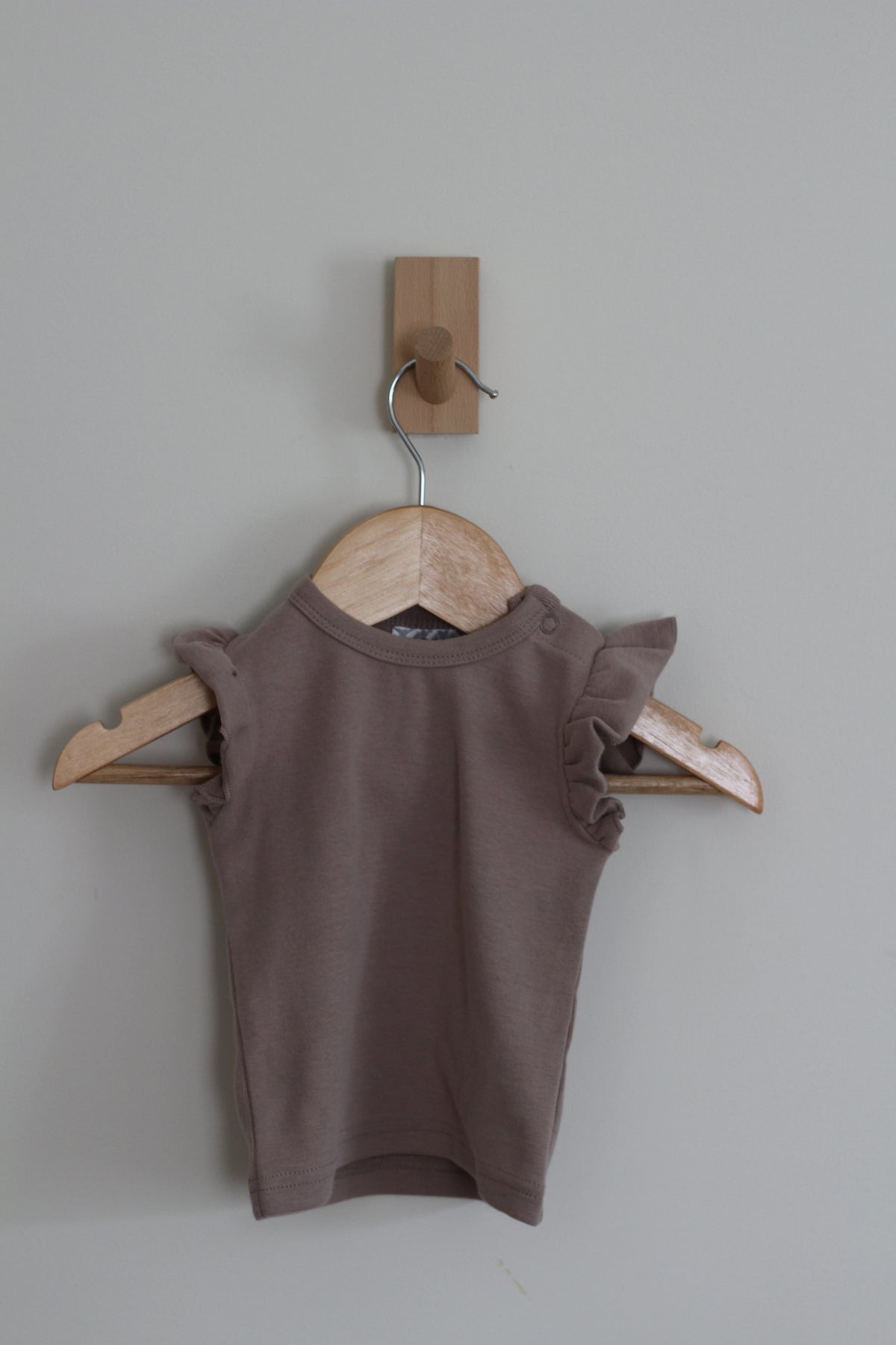 Mebie Baby Taupe Flutter Tee and Skirt Set - size 3 - 6 months