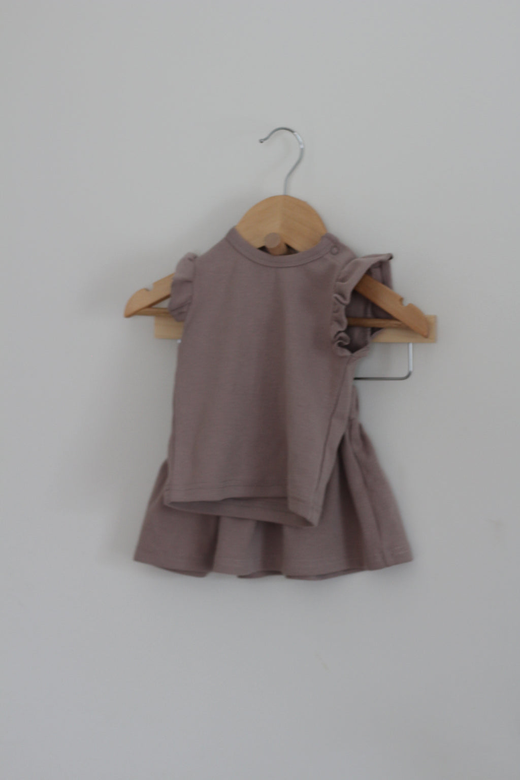 Mebie Baby Taupe Flutter Tee and Skirt Set - size 3 - 6 months
