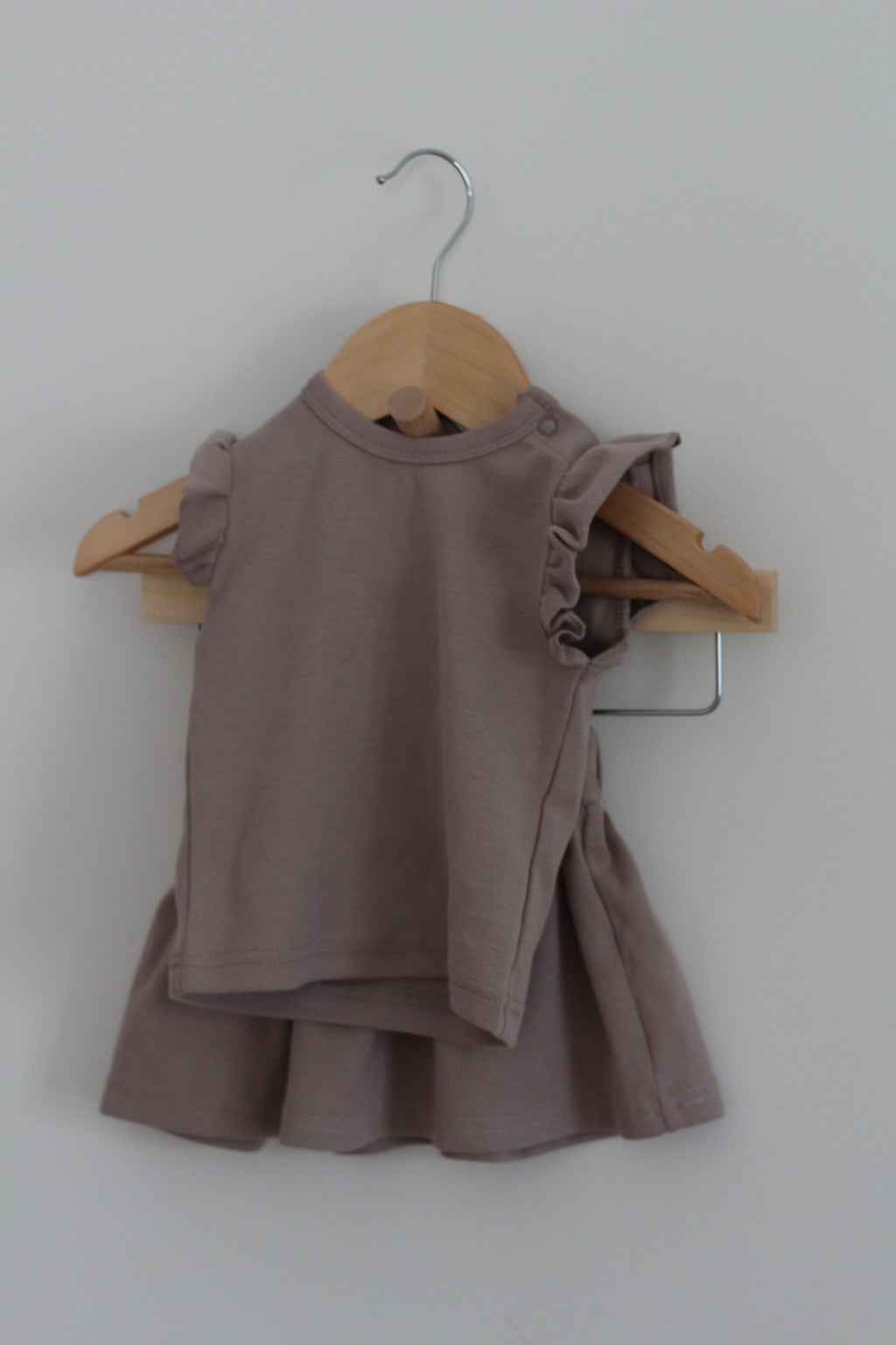 Mebie Baby Taupe Flutter Tee and Skirt Set - size 3 - 6 months
